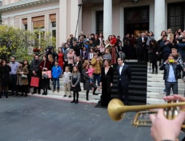 Έκλεψε την παράσταση η Περιστέρα- Με μακρύ μαύρο βελούδινο φόρεμα και ρετρό χτένισμα (φωτο)